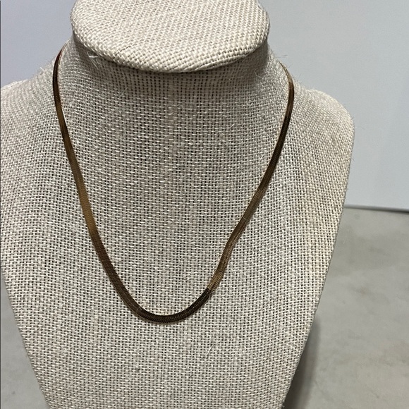 Elegant Gold-Toned Necklace - Picture 1 of 2